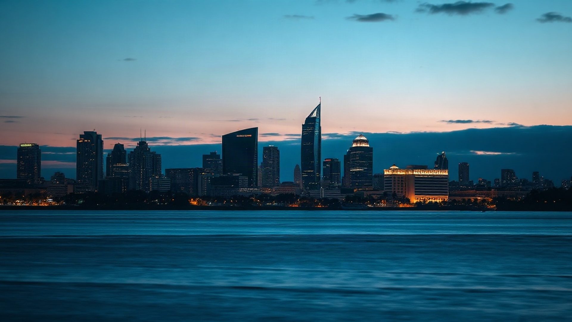 Vista panorámica del skyline de Montevideo al atardecer sobre el Río de la Plata